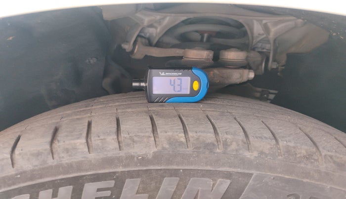 2013 Audi Q5 2.0 TDI QUATTRO, Diesel, Automatic, 1,02,068 km, tyre