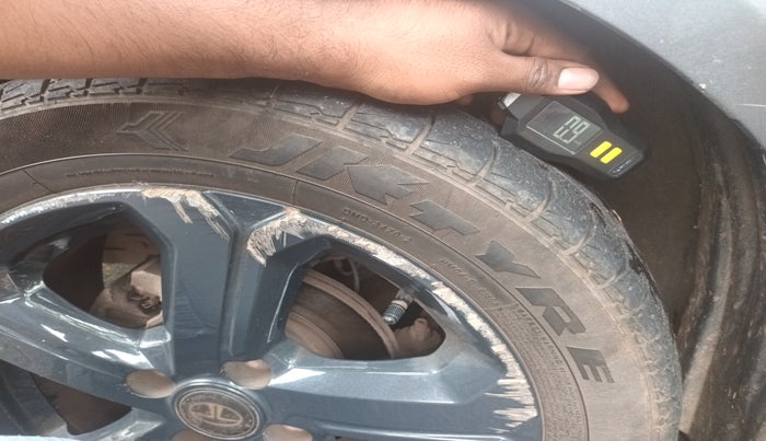 2022 Tata ALTROZ XE PLUS PETROL, Petrol, Manual, 26,969 km, tyre
