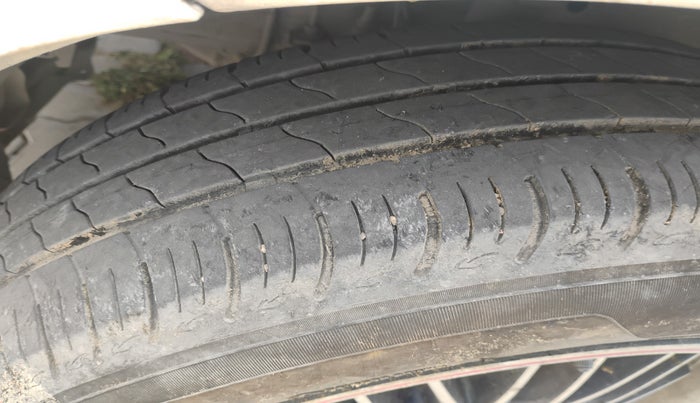 2014 Maruti Ertiga VDI, Diesel, Manual, 1,81,094 km, tyre