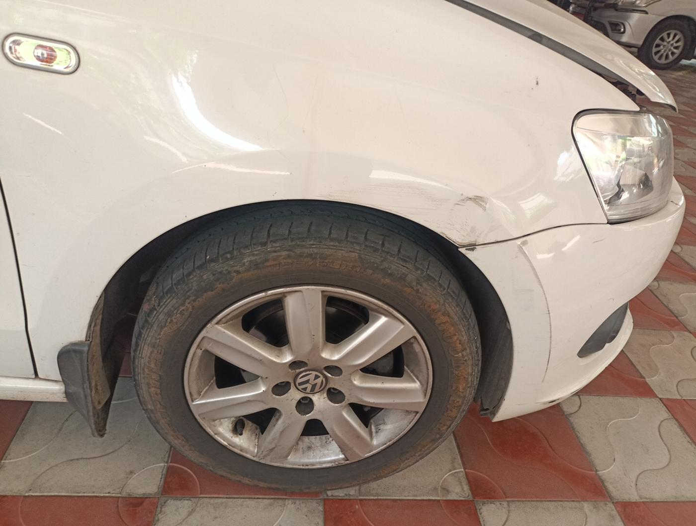 2011 Volkswagen Vento HIGHLINE 1.6 MPI, Petrol, Manual, 2,13,764 km, tyre