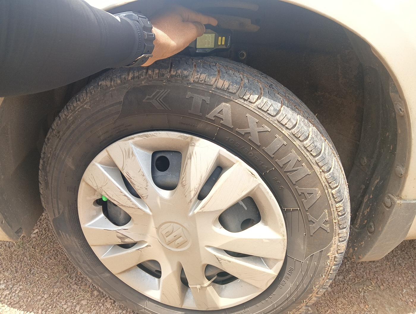 2013 Maruti Swift Dzire VDI, Diesel, Manual, 2,35,215 km, tyre