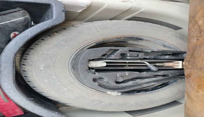 2012 Volkswagen Vento HIGHLINE PETROL AT, Petrol, Automatic, 1,38,944 km, tyre