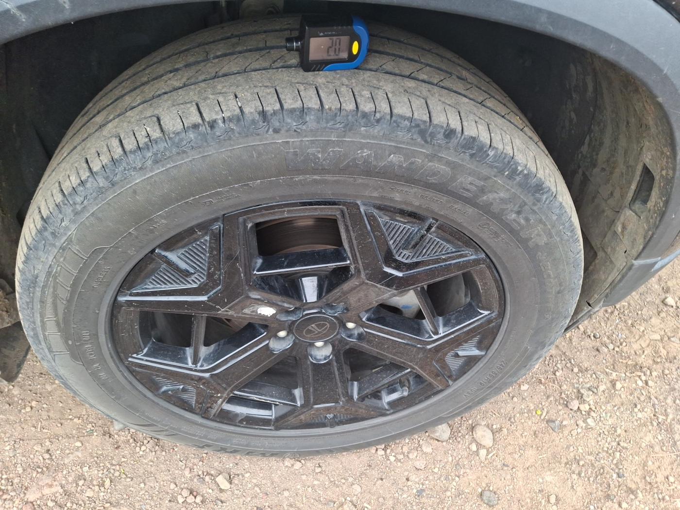 2024 Tata Safari ACCOMPLISHED DARK EDITION AT, Diesel, Automatic, 43,500 km, tyre