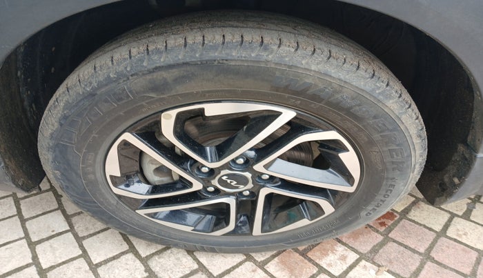 2022 KIA CARENS PRESTIGE PLUS 1.4 PETROL 7 STR, Petrol, Manual, 24,594 km, tyre