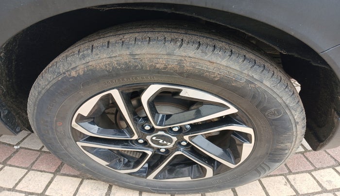 2022 KIA CARENS PRESTIGE PLUS 1.4 PETROL 7 STR, Petrol, Manual, 24,594 km, tyre