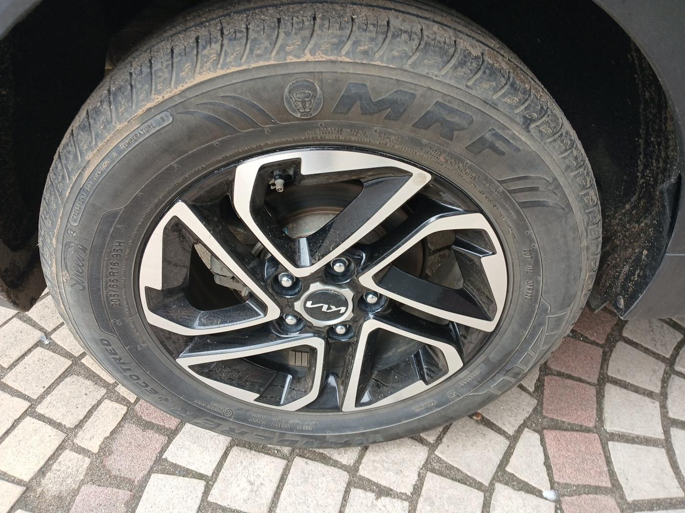 2022 KIA CARENS PRESTIGE PLUS 1.4 PETROL 7 STR, Petrol, Manual, 24,594 km, tyre