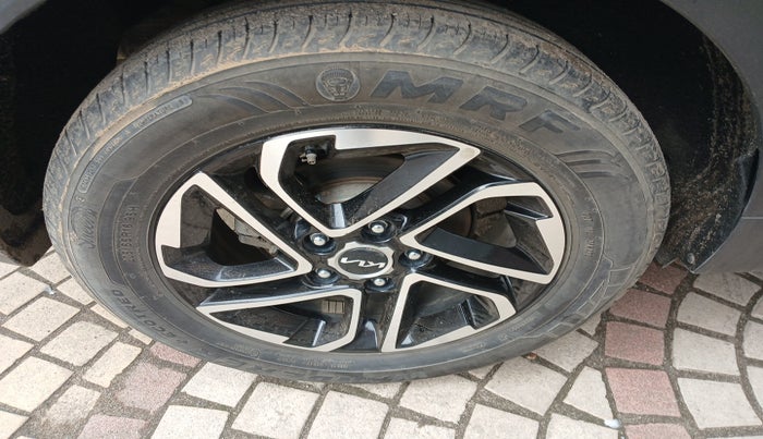 2022 KIA CARENS PRESTIGE PLUS 1.4 PETROL 7 STR, Petrol, Manual, 24,594 km, tyre