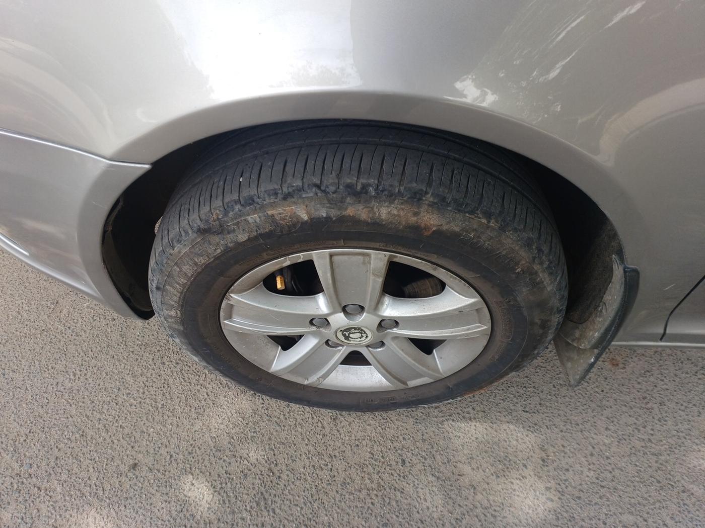 2011 Skoda Laura AMBIENTE 1.8 TSI, Petrol, Manual, 91,401 km, tyre