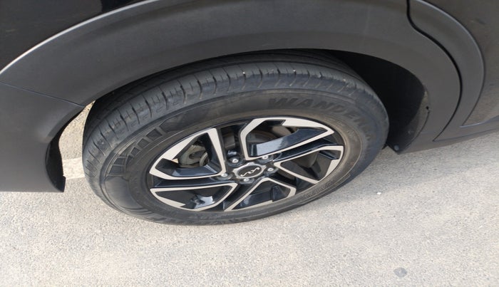 2023 KIA CARENS LUXURY PLUS 1.5 PETROL DCT 7 STR, Petrol, Automatic, 22,593 km, tyre