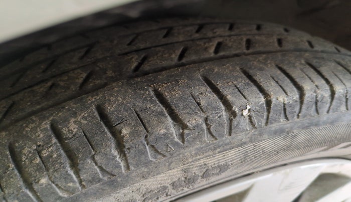 2009 Hyundai Verna 1.6 VTVT, Petrol, Manual, 1,56,708 km, tyre