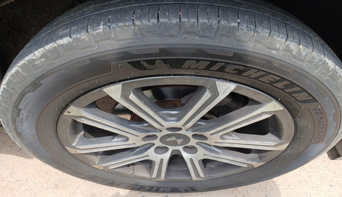 2021 Mahindra XUV700 AX 7 LUXURY D AT 7 STR, Diesel, Automatic, 63,468 km, tyre