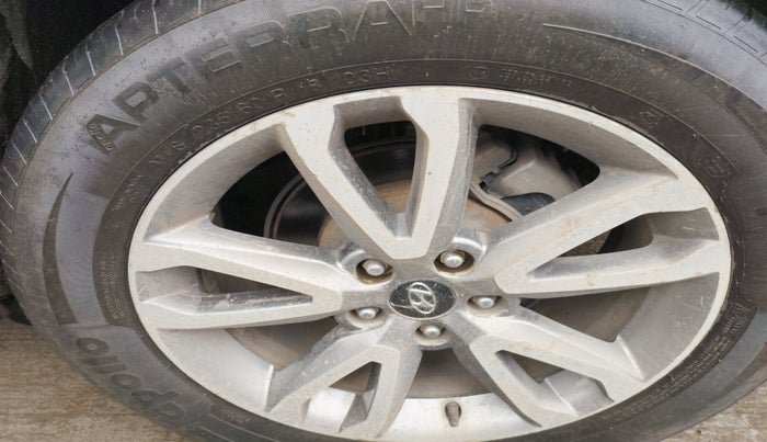 2014 Hyundai Santa Fe 4 WD AT, Diesel, Automatic, 2,21,803 km, tyre