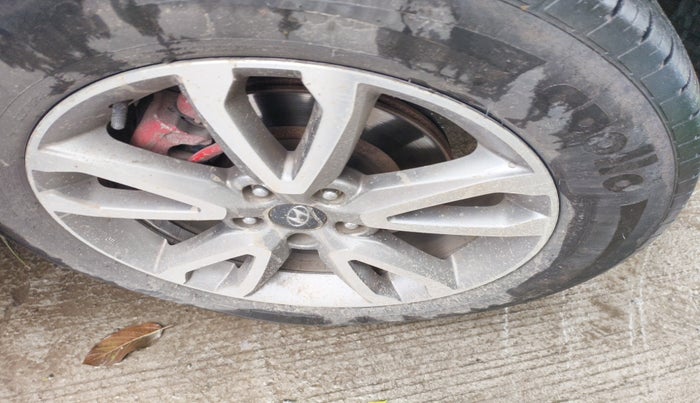 2014 Hyundai Santa Fe 4 WD AT, Diesel, Automatic, 2,21,803 km, tyre