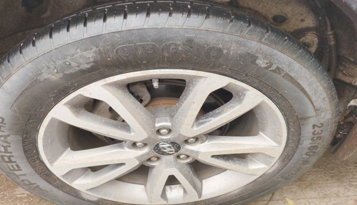2014 Hyundai Santa Fe 4 WD AT, Diesel, Automatic, 2,21,803 km, tyre