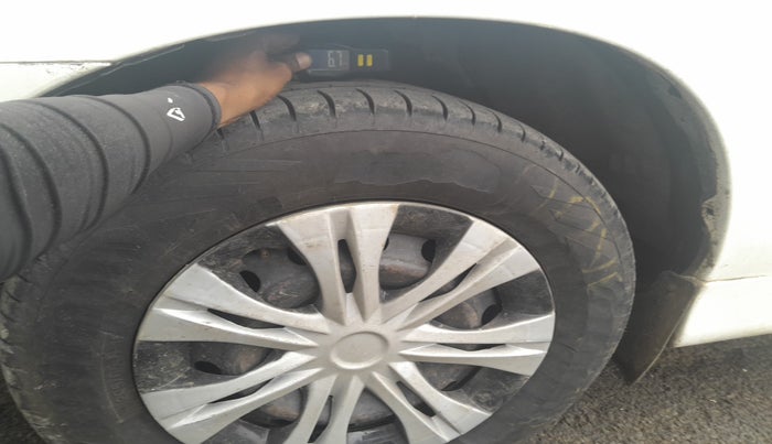 2011 Toyota Innova 2.5 G4 8 STR, Diesel, Manual, 1,12,150 km, tyre
