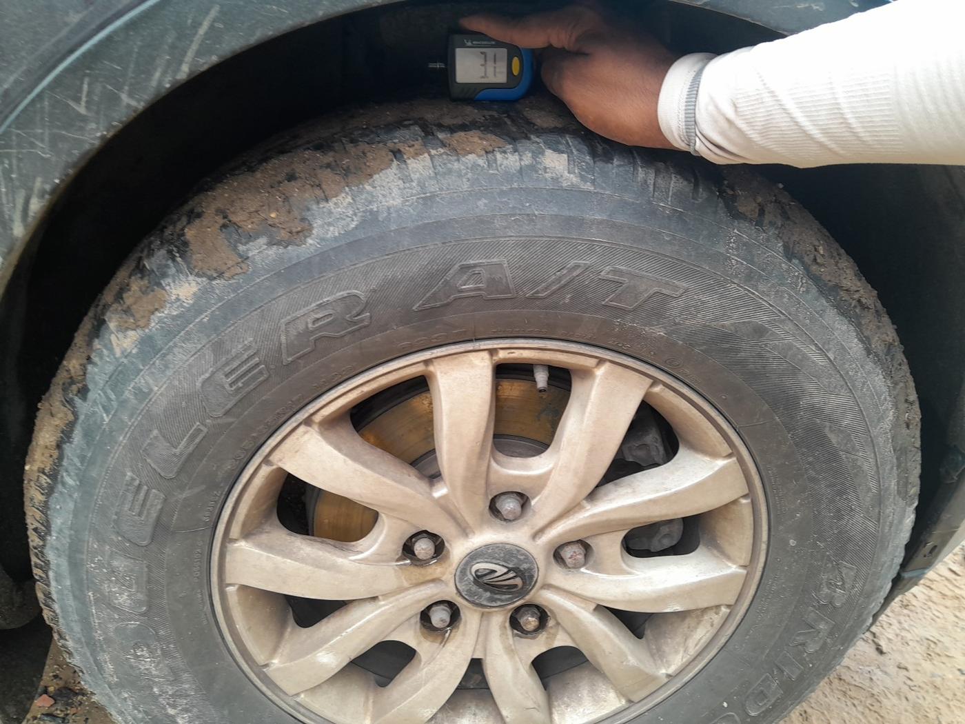 2016 Mahindra XUV500 W10, Diesel, Manual, 99,680 km, tyre