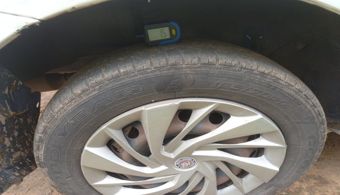 2012 Toyota Etios G, Petrol, Manual, 85,610 km, tyre