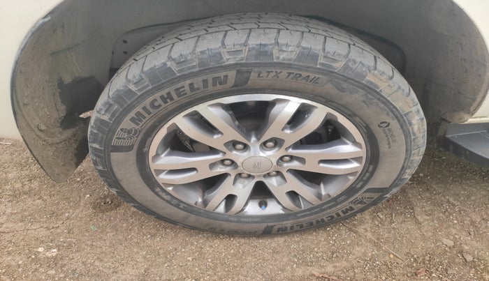 2016 Ford Endeavour TITANIUM 3.2 4X4 AT, Diesel, Automatic, 1,97,441 km, tyre