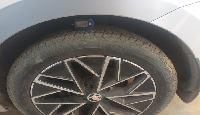 2021 Skoda Octavia L&K 2.0 AT, Petrol, Automatic, 27,725 km, tyre