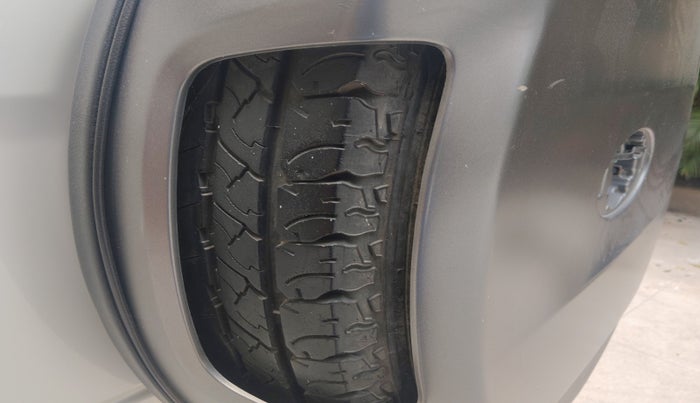 2018 Mahindra TUV300 T10, Diesel, Manual, 1,62,021 km, tyre
