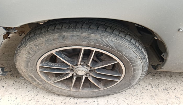 2012 Toyota Innova 2.5 VX 8 STR, Diesel, Manual, 1,40,144 km, tyre