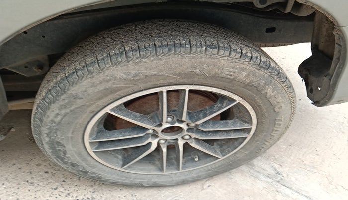 2012 Toyota Innova 2.5 VX 8 STR, Diesel, Manual, 1,40,144 km, tyre