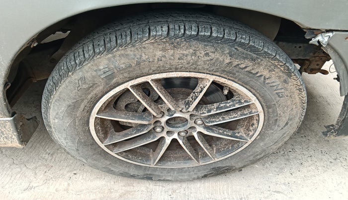2012 Toyota Innova 2.5 VX 8 STR, Diesel, Manual, 1,40,144 km, tyre