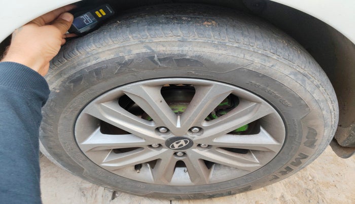 2014 Hyundai New Elantra 1.6 SX MT DIESEL, Diesel, Manual, 1,39,782 km, tyre