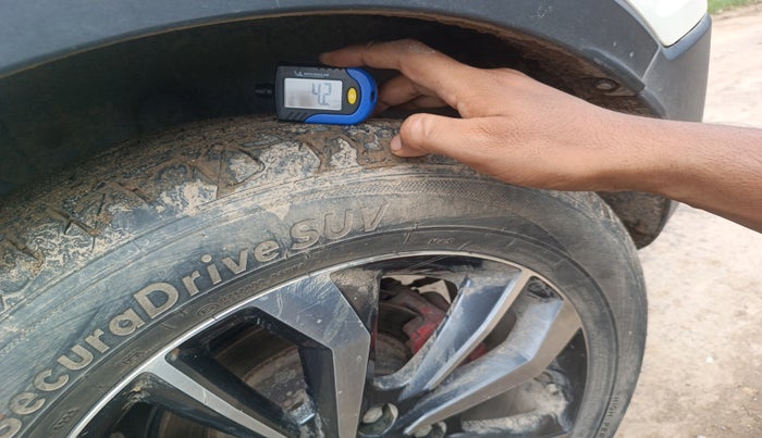 2021 Mahindra XUV300 W8 (O) 1.2 PETROL, Petrol, Manual, 1,23,778 km, tyre