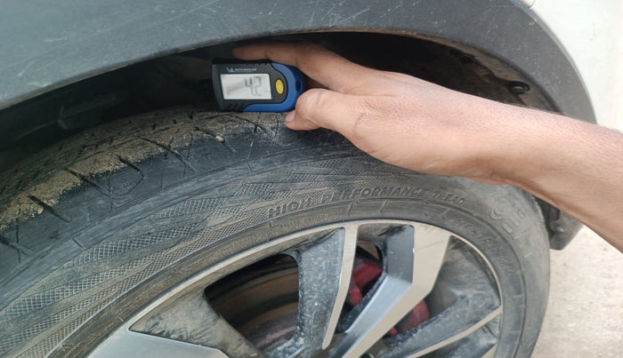 2021 Mahindra XUV300 W8 (O) 1.2 PETROL, Petrol, Manual, 1,23,778 km, tyre