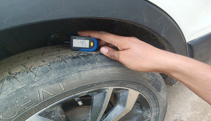 2021 Mahindra XUV300 W8 (O) 1.2 PETROL, Petrol, Manual, 1,23,778 km, tyre