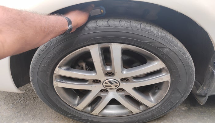 2011 Volkswagen Jetta HIGHLINE TDI AT, Diesel, Automatic, 2,42,778 km, tyre