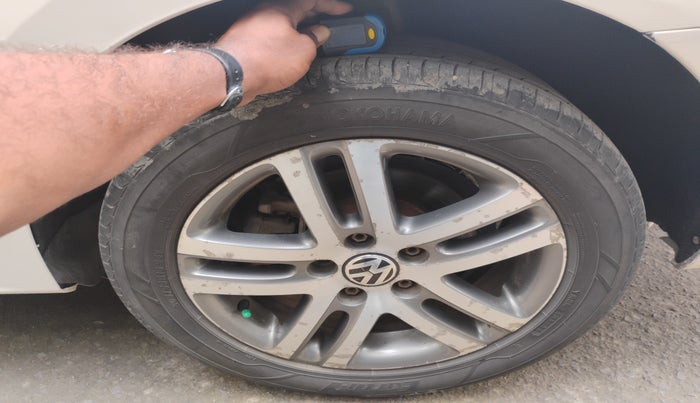 2011 Volkswagen Jetta HIGHLINE TDI AT, Diesel, Automatic, 2,42,778 km, tyre