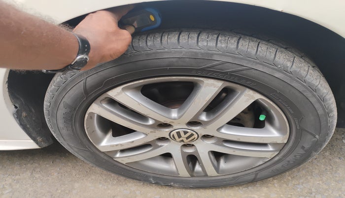 2011 Volkswagen Jetta HIGHLINE TDI AT, Diesel, Automatic, 2,42,778 km, tyre