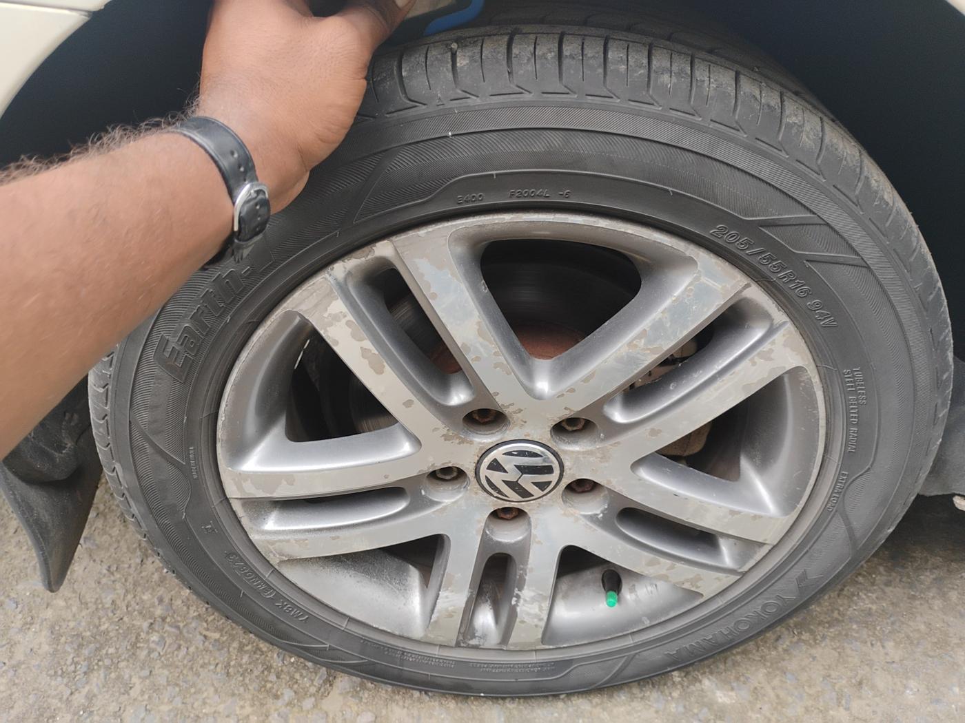 2011 Volkswagen Jetta HIGHLINE TDI AT, Diesel, Automatic, 2,42,778 km, tyre