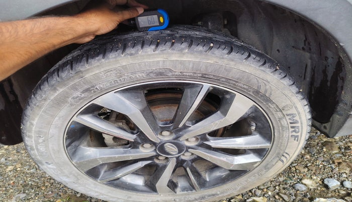 2021 Mahindra XUV300 W8 (O) 1.2 PETROL, Petrol, Manual, 40,443 km, tyre