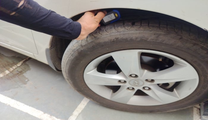 2013 Hyundai New Elantra 1.8 SX AT VTVT, Petrol, Automatic, 1,09,991 km, tyre