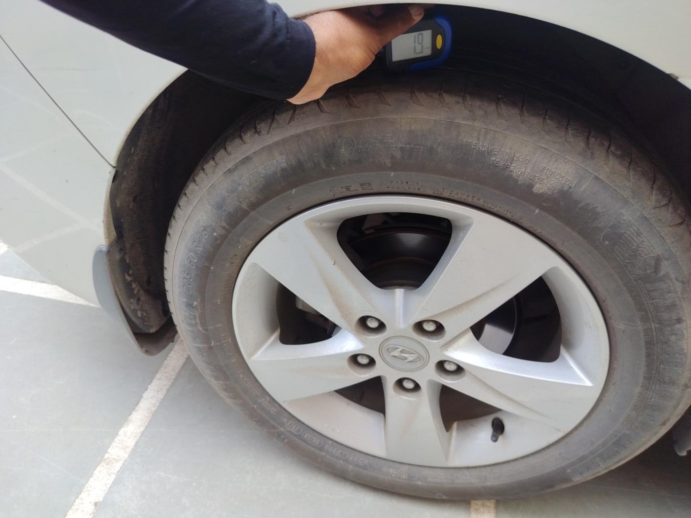 2013 Hyundai New Elantra 1.8 SX AT VTVT, Petrol, Automatic, 1,09,991 km, tyre