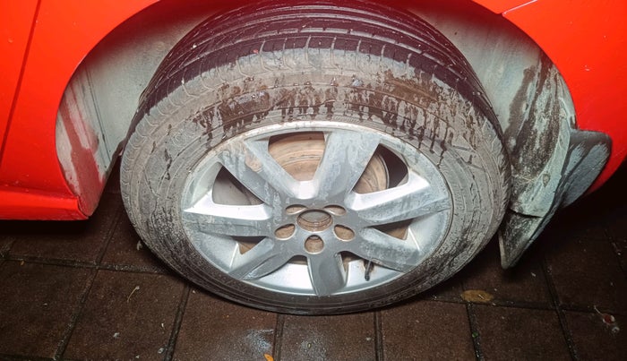 2010 Volkswagen Polo HIGHLINE1.2L, Petrol, Manual, 1,44,007 km, tyre