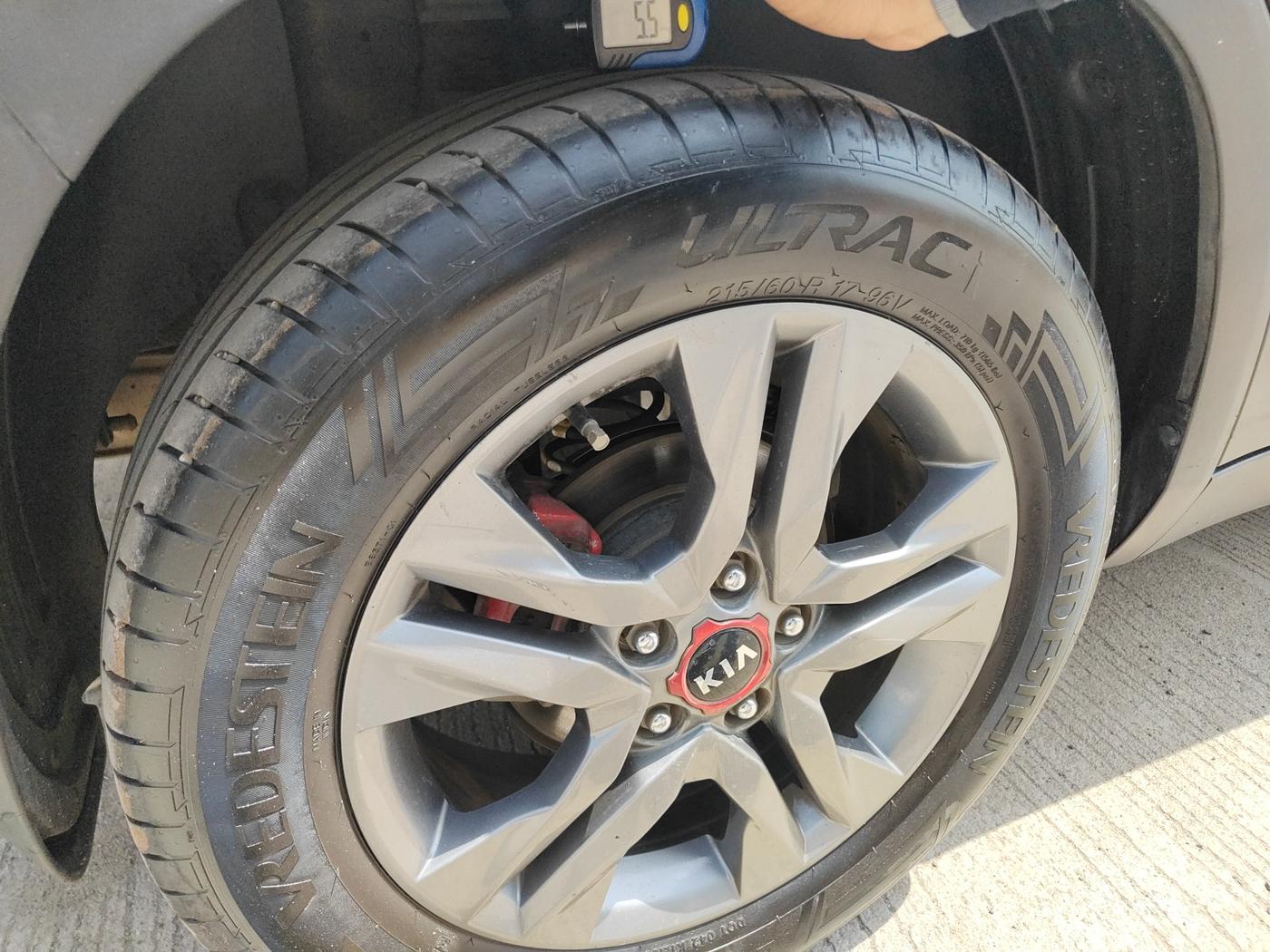 2020 KIA SELTOS HTK PLUS AT 1.5 DIESEL, Diesel, Automatic, 1,24,535 km, tyre