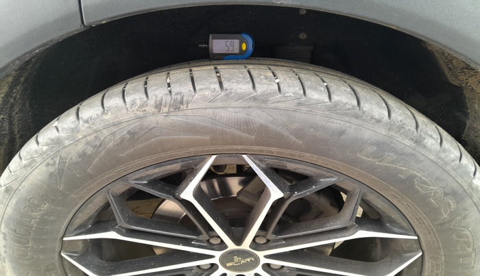 2023 Mahindra XUV700 AX 7 LUXURY D AWD AT 7 STR, Diesel, Automatic, 45,737 km, tyre