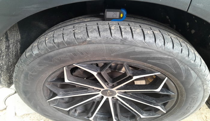 2023 Mahindra XUV700 AX 7 LUXURY D AWD AT 7 STR, Diesel, Automatic, 45,737 km, tyre