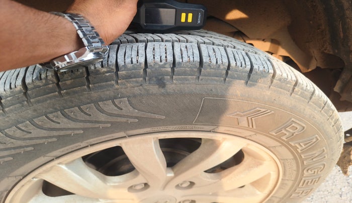2015 Mahindra XUV500 W10, Diesel, Manual, 1,27,722 km, tyre