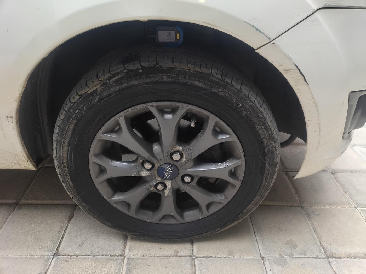 2014 Ford Figo TITANIUM 1.4 DIESEL, Diesel, Manual, 1,52,480 km, tyre