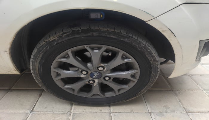 2014 Ford Figo TITANIUM 1.4 DIESEL, Diesel, Manual, 1,52,480 km, tyre