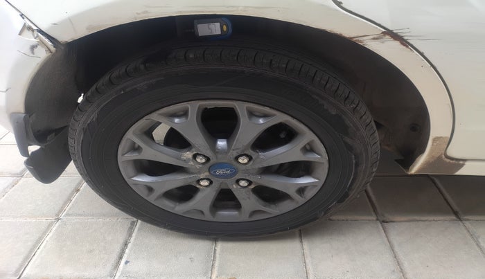2014 Ford Figo TITANIUM 1.4 DIESEL, Diesel, Manual, 1,52,480 km, tyre