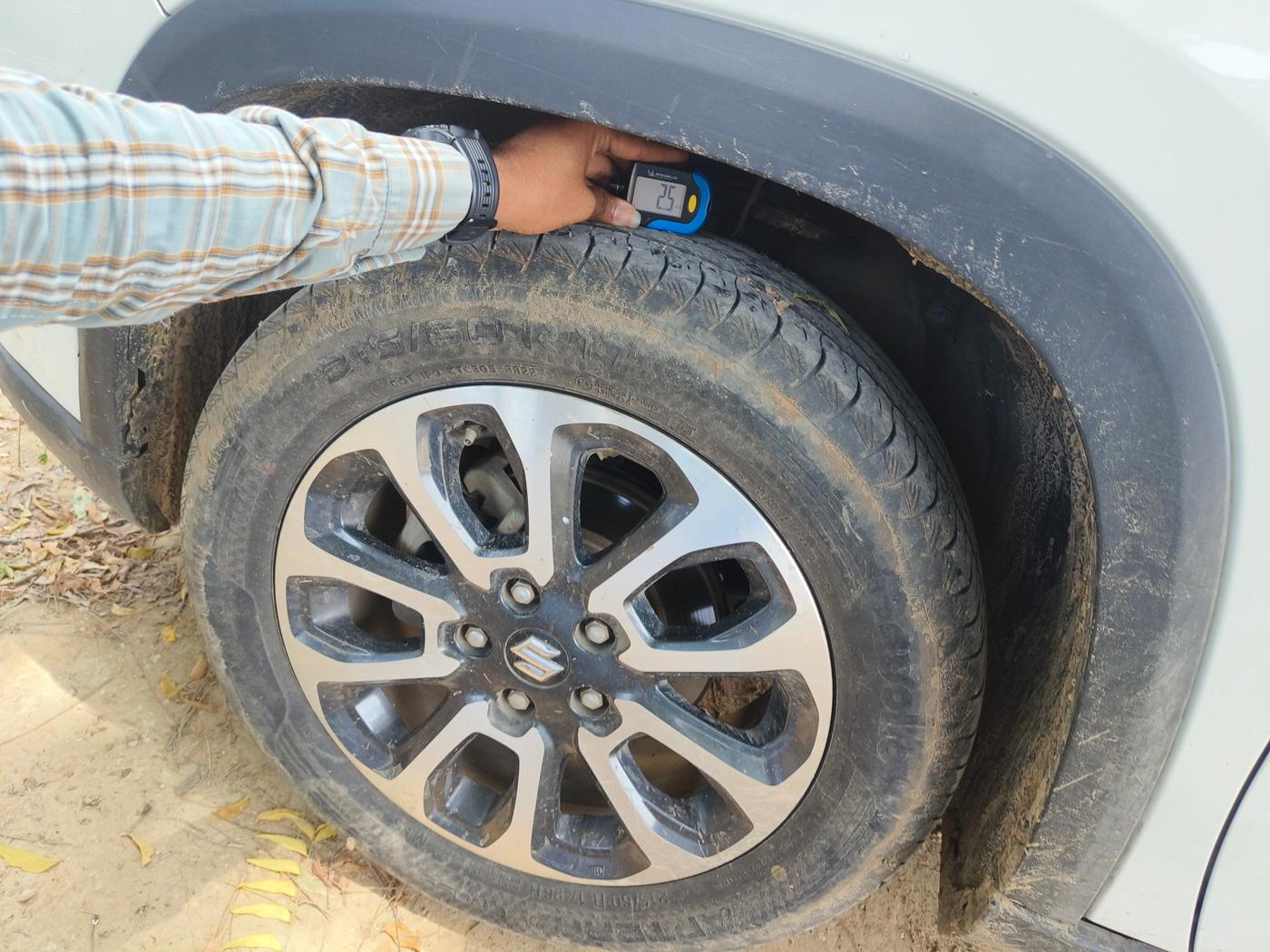 2022 Maruti Grand Vitara ALPHA SMART HYBRID, Petrol, Manual, 94,452 km, tyre