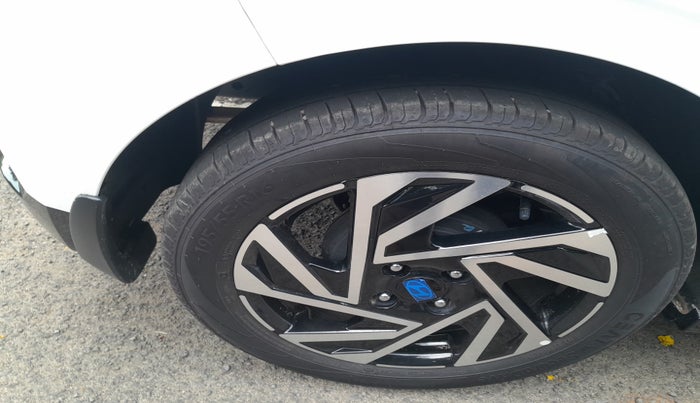2024 Hyundai NEW I20 ASTA 1.2 MT, Petrol, Manual, 3,724 km, tyre