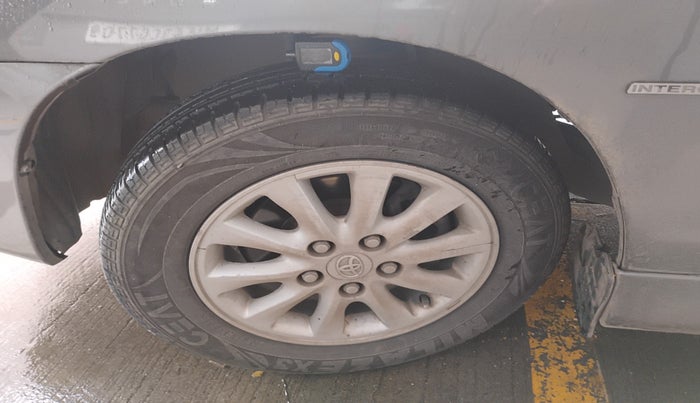 2012 Toyota Innova 2.5 VX 8 STR, Diesel, Manual, 1,39,678 km, tyre