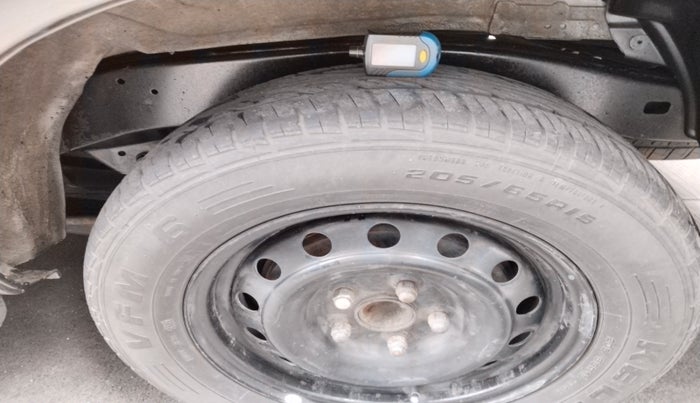 2011 Toyota Innova 2.5 G4 7 STR, Diesel, Manual, 1,22,837 km, tyre